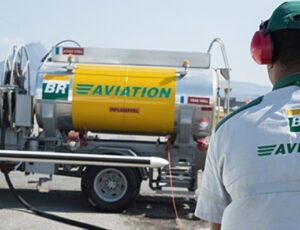 Aeroportos estão operando normalmente, sem desabastecimento de combustível, diz Abear