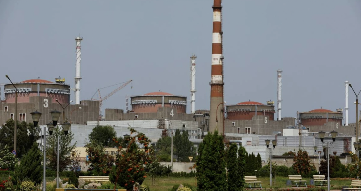 Guerra: após bombardeio russo, a maior central nuclear da Europa está sem energia
