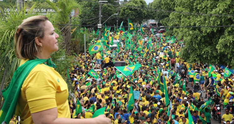 A força feminina: Cileide Moussallem, ao lado de centenas de mulheres, ajuda na mobilização em Manaus