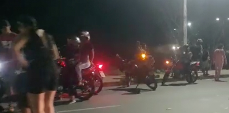 ‘Carro desgovernado’ passa por cima de motocicletas e deixa três pessoas gravemente feridas; veja vídeo