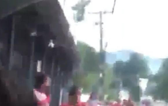 Esposa enlouquece ao saber que amante faz visita íntima para seu homem no presídio; veja vídeo