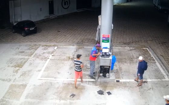 Trabalhador é esfaqueado durante assalto em posto de gasolina na av. Rodrigo Otávio; veja vídeo