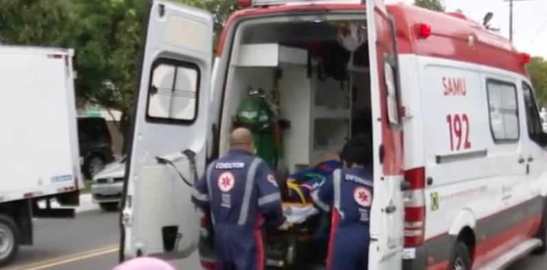 Urgente: acidente envolvendo carro e moto deixa funcionário da Tumpex gravemente ferido; veja vídeo