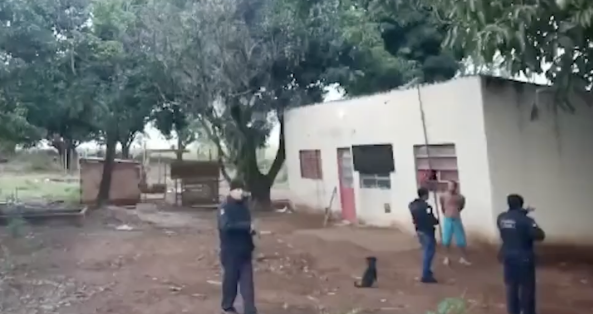 Traficante ateia fogo em ‘aviõezinhos’ que estupraram e assassinaram a sua esposa; veja vídeo