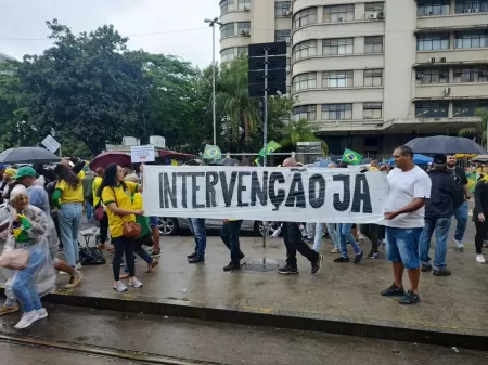 Facebook e Instagram apagam postagens sobre golpe e intervenção militar