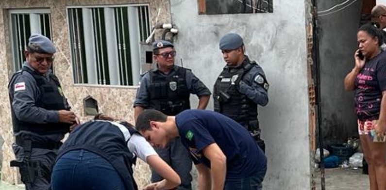 Após ‘noitada’ com esposa, homem se desentende com ‘conhecido’ e morre com faca cravada no peito; cenas fortes