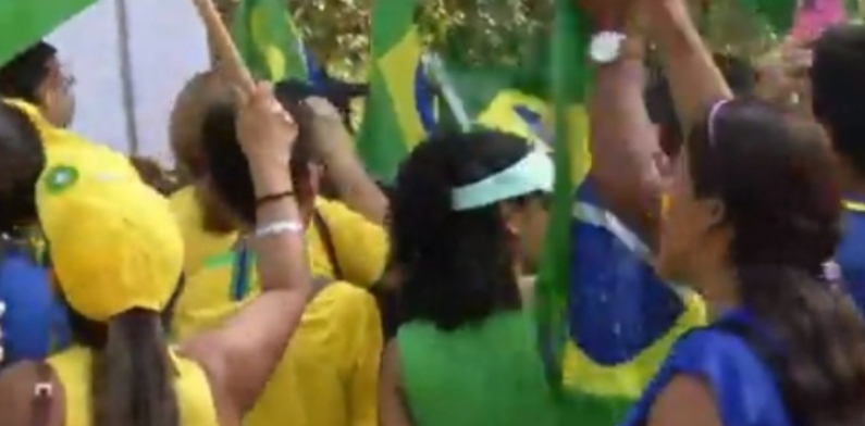 Em manifestação, esquerdistas infiltrados tentam agredir equipe de reportagem do Portal CM7 Brasil: veja vídeo