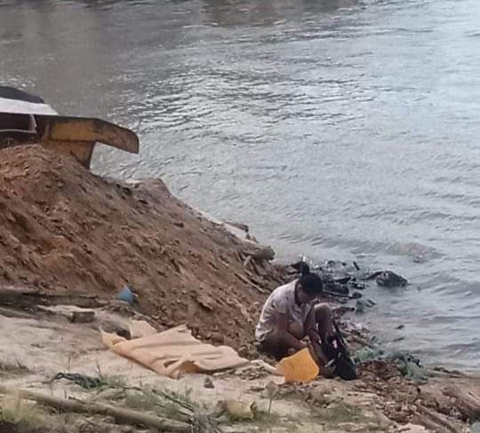 ‘Eu tenho fé!’: mãe de jovem que caiu de barco ainda o aguarda na beira do rio no Amazonas