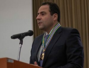Com OAB-AM, Simonetti recebe medalha por relevantes serviços à Justiça Eleitoral