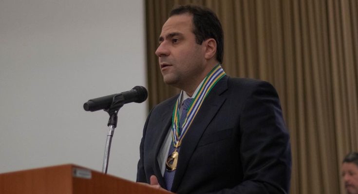 Com OAB-AM, Simonetti recebe medalha por relevantes serviços à Justiça Eleitoral