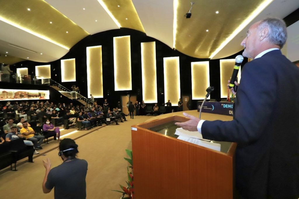 TCE-AM Dá Início A Painel Internacional Sobre Democracia E Desenvolvimento Virtual E Digital