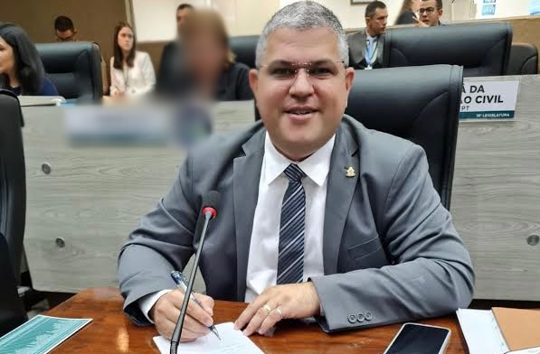 “Com a boca no cotão”: Vereador de Manaus usa R$ 150 mil da cota parlamentar para bancar o próprio portal