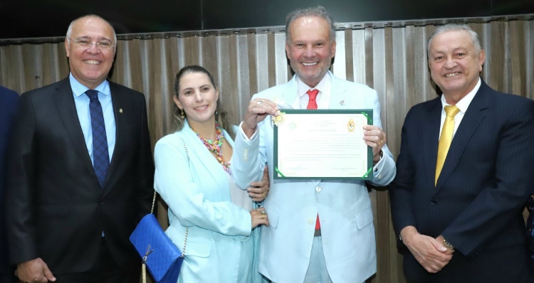 Conselheiro Mário de Mello recebe medalha de Ouro da Cidade de Manaus