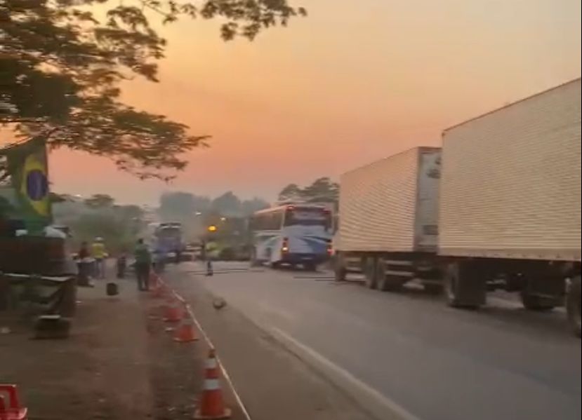 Caminhoneiros continuam protesto contra vitória de Lula em Rondônia; veja vídeo