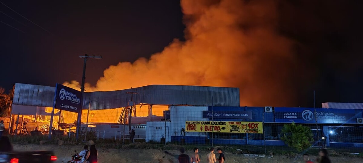 Urgente: fábrica de colchão é totalmente destruída por incêndio no Tarumã; veja vídeos