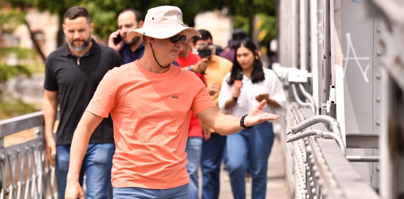 Prefeito David Almeida oferece recompensa de R$ 2 mil para recuperar projetores furtados da Ponte de Ferro