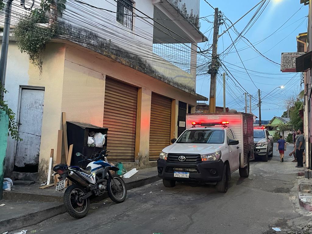 ‘Sexta sangrent4’: criminosos invadem quitinete e matam jovem na frente de crianças em Manaus