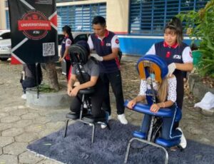 "Relaxados": estudantes no AM recebem massagem antes das provas do Enem 2022