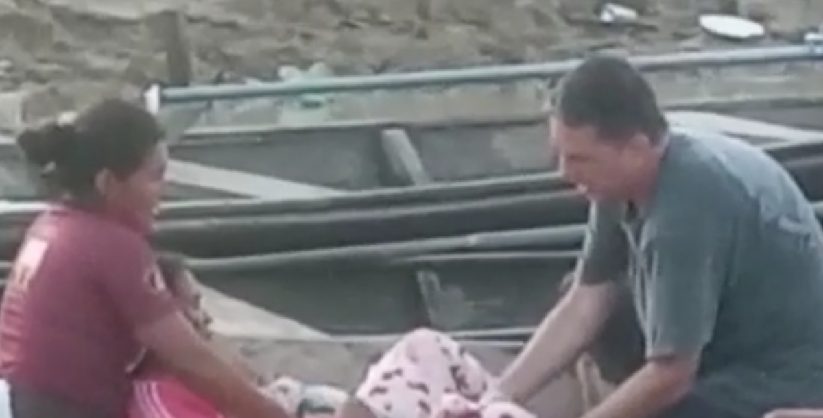 Vídeo emocionante mostra mulher parindo dentro de canoa no interior do Amazonas; veja