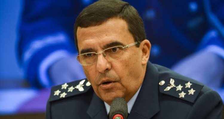 Comandante da Aeronáutica está atento a manifestações e curtiu mensagens em que foi marcado