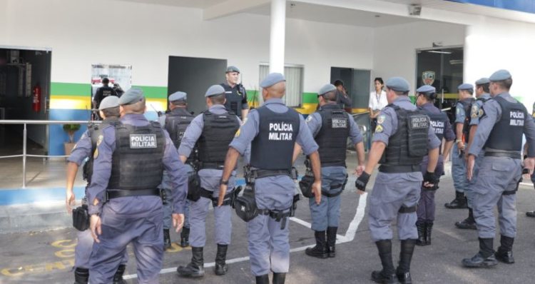 Wilson Lima sanciona lei que autoriza venda de armas dos órgãos de segurança para policiais do estado