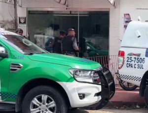 Criança de 8 anos vê o pai ser morto a tiros dentro de barbearia no Adrianópolis; veja vídeo