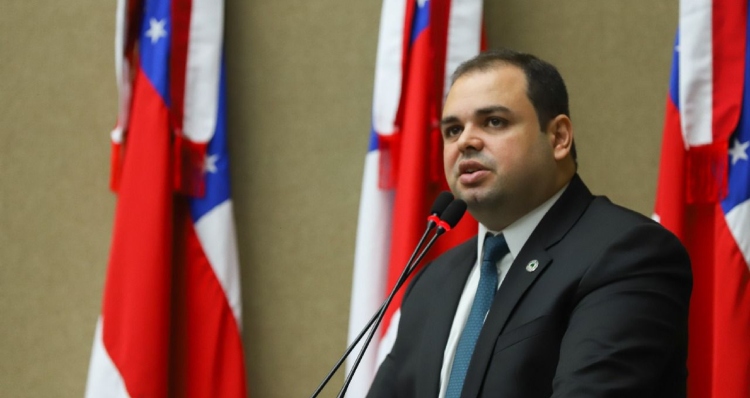 Presidente da Aleam, Roberto Cidade destaca importância do 15 de novembro para a democracia brasileira