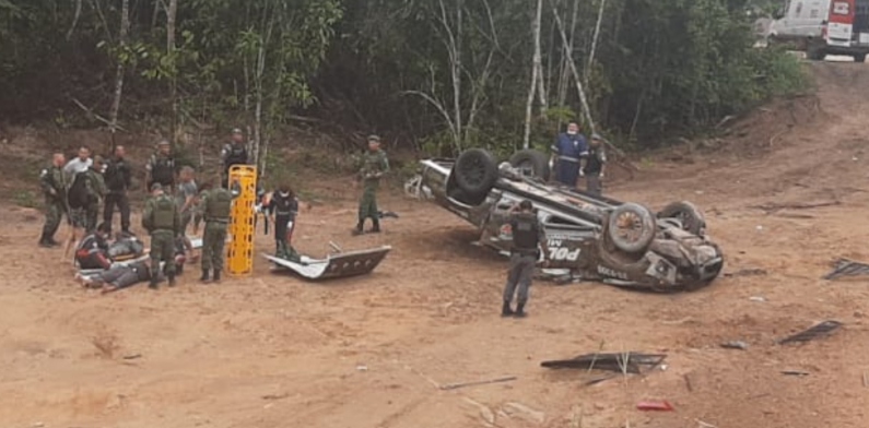 Viatura da PM capota e deixa policiais gravemente feridos na rodovia AM-010; veja vídeo