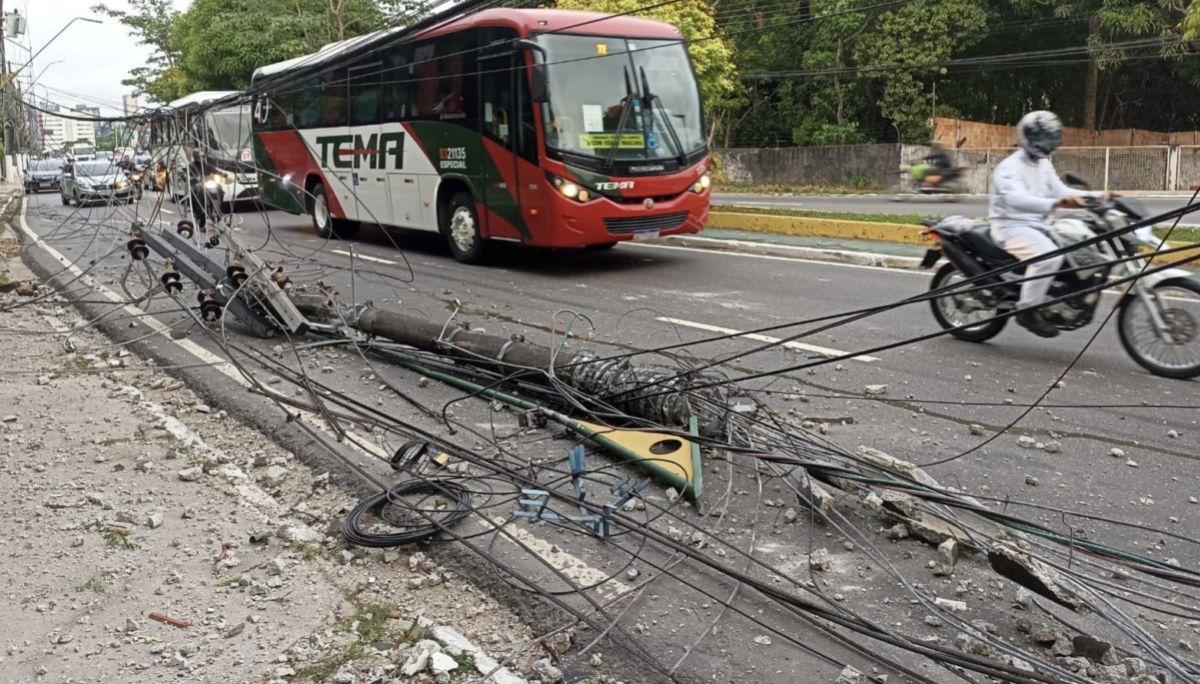 Caminhão derruba poste na Efigênio Sales e deixa o trânsito infernal; veja vídeo