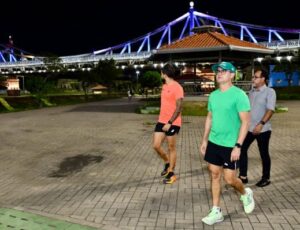 Prefeito David Almeida assina ordem de serviço da obra de reforma da feira municipal Jardim dos Barés