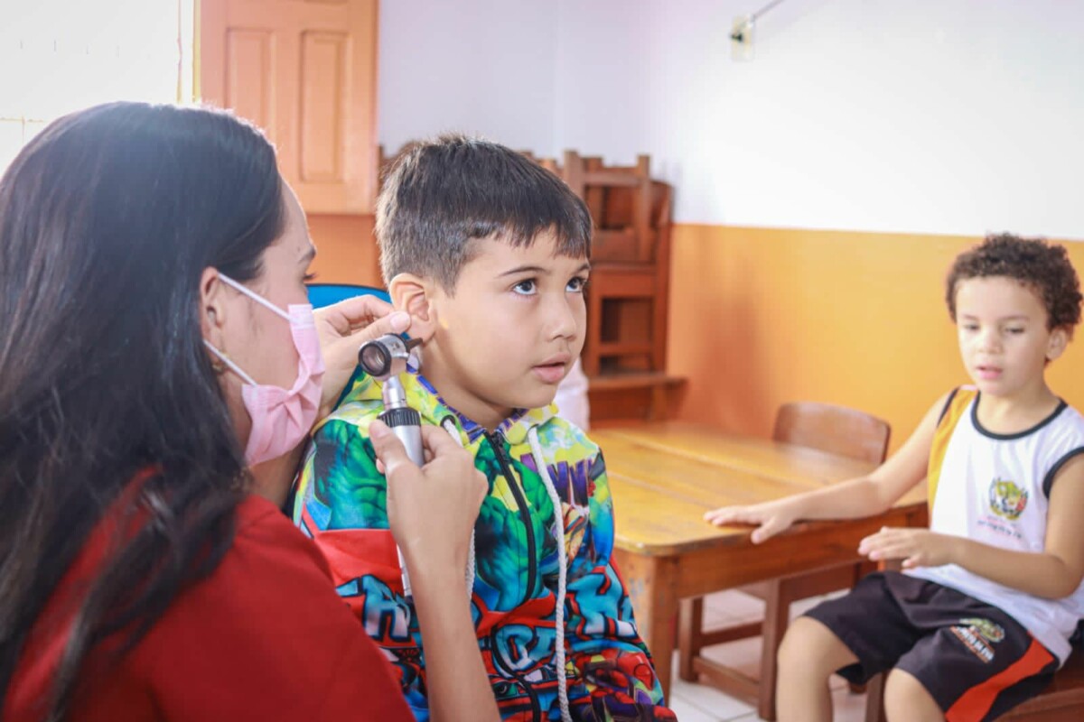 ‘Saúde na Escola’: crianças fazem exames de ouvido em creche de Rio Preto da Eva