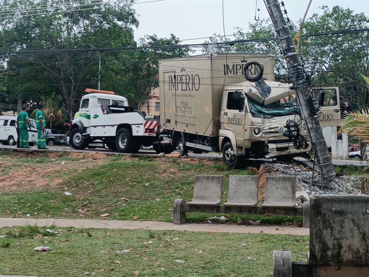 Caminhão desgovernado atinge poste elétrico e deixa moradores sem luz na Compensa