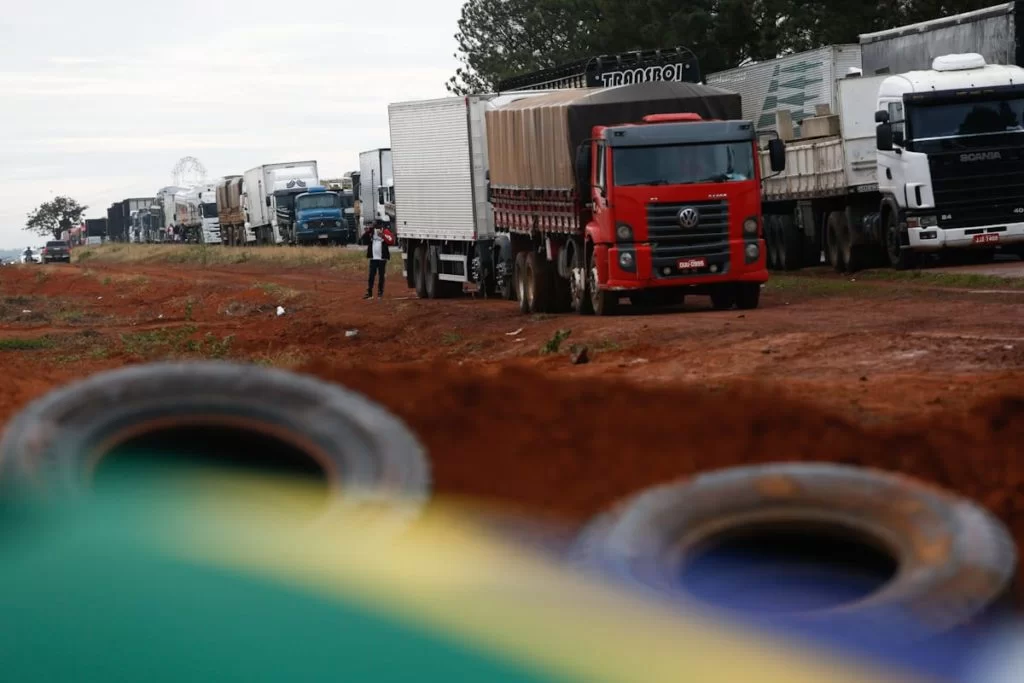 ‘É guerra!’: caminhoneiros fecham rodovias federais em protesto contra Alexandre de Moraes; veja vídeo