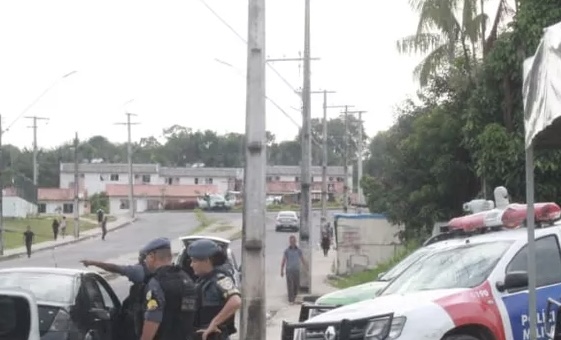 Motoqueiro quase perde a perna tentando fazer manobra no Viver Melhor II; veja vídeo
