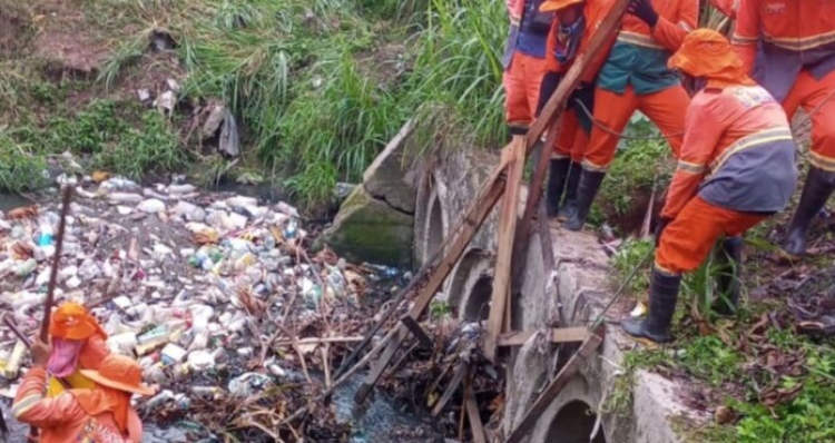 Prefeitura realiza limpeza nos igarapés do 40 e comunidades de Manaus