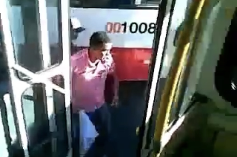 “Taxista é gaiato”: motorista de ônibus se descontrola e sai no soco com rival na Zona Leste de Manaus; veja vídeo