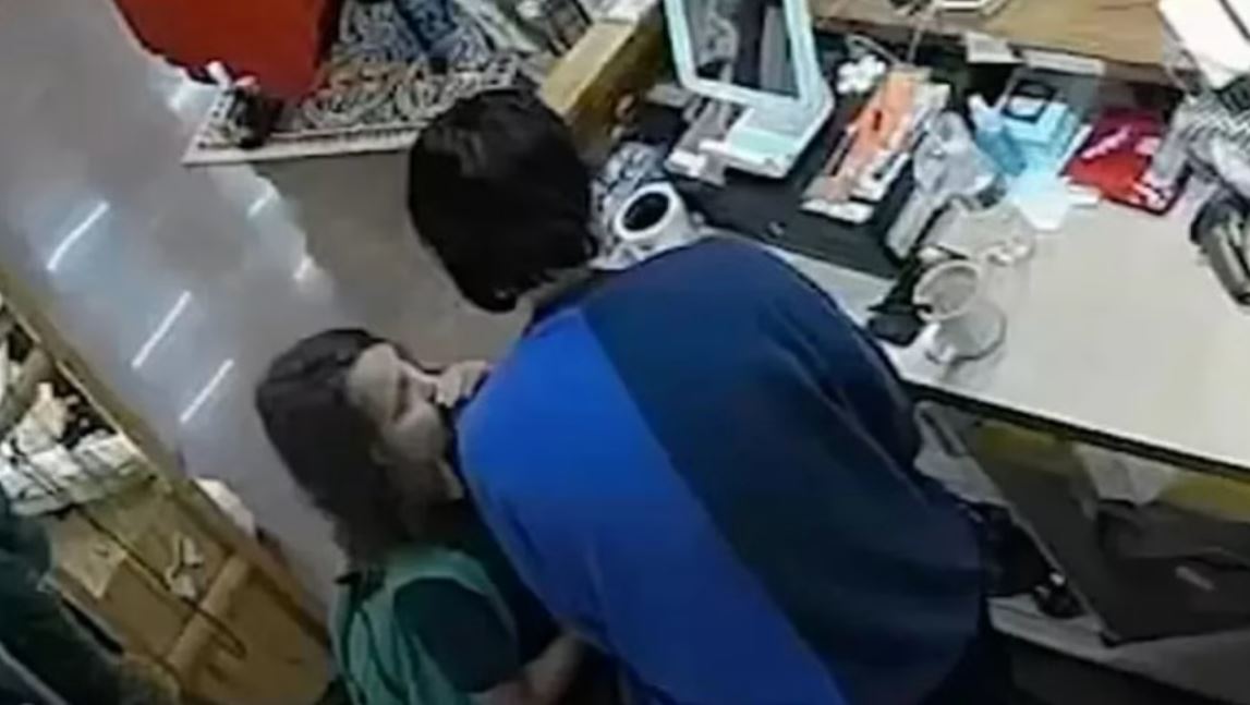 Menino de 10 anos pede para caixa fingir ser sua mãe para escapar de sequestro; veja vídeo
