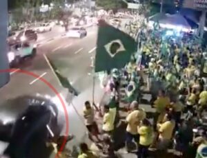 Covardia: motorista joga carro em cima de patriotas em frente ao Comando Militar da Amazônia; veja vídeo