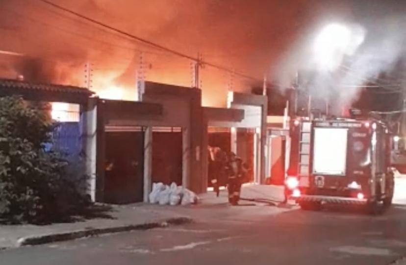 Urgente: casa pega fogo no Novo Aleixo e chamas se espalham na vizinhança; veja vídeos