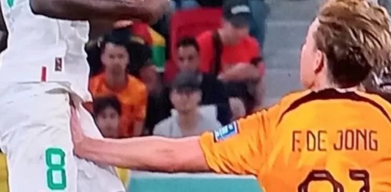 Mão ‘nos países baixo’ em lance de Senegal x Holanda vira meme e leva web à loucura