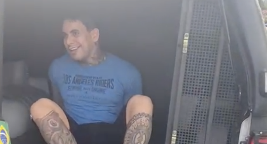 Kzam Matos, conhecido por espanc4r mulheres em Manaus, entra no camburão rindo; veja vídeo