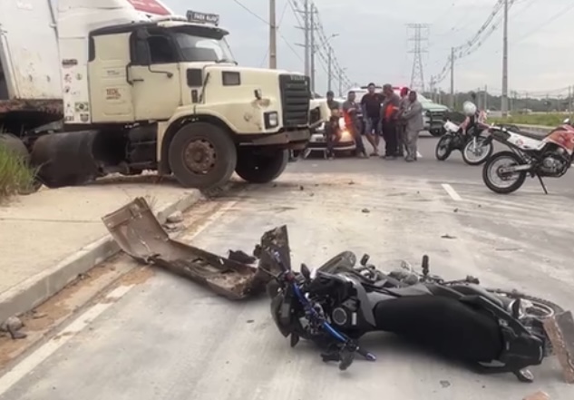 Urgente: casal é arremessado de moto após acidente com caminhão na av. das Flores