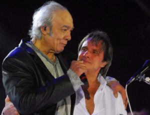 Roberto Carlos quebra o silêncio e se emociona após morte de Erasmo; veja vídeo
