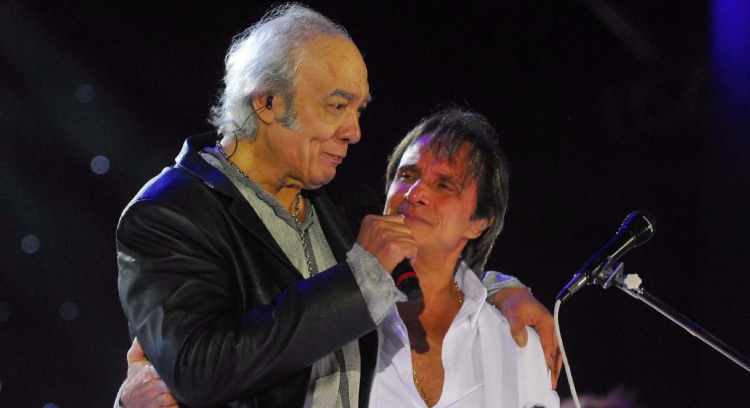 Roberto Carlos quebra o silêncio e se emociona após morte de Erasmo; veja vídeo