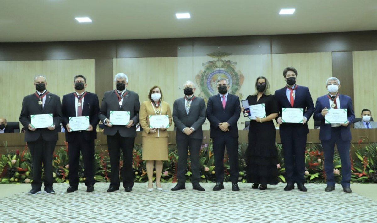 Conselheiros do TCE-AM recebem medalha do Mérito Acadêmico, concedida pela Esmam