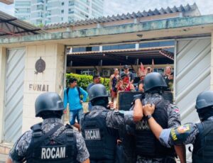 Urgente: Indígenas invadem sede da Funai e exigem falar com representante em Manaus