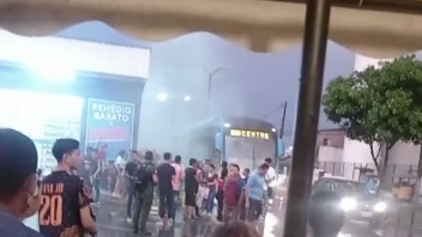 Urgente: ônibus lotado de passageiros pega fogo no Nova Cidade; veja vídeo