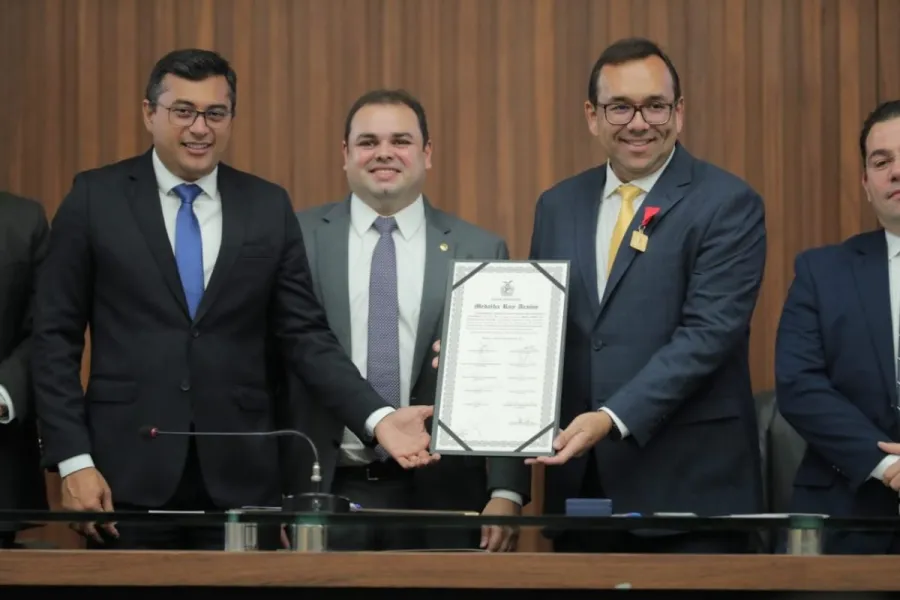 Wilson Lima destaca importância da Zona Franca de Manaus durante entrega de medalha na Aleam