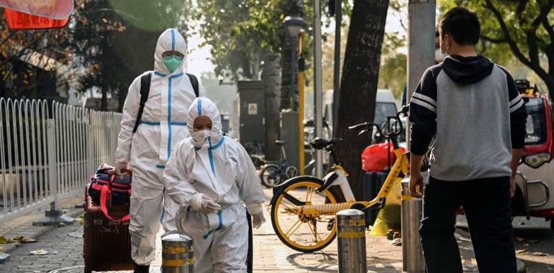 China registra recorde de novos casos diários de Covid-19; Pequim vive seu pior surto
