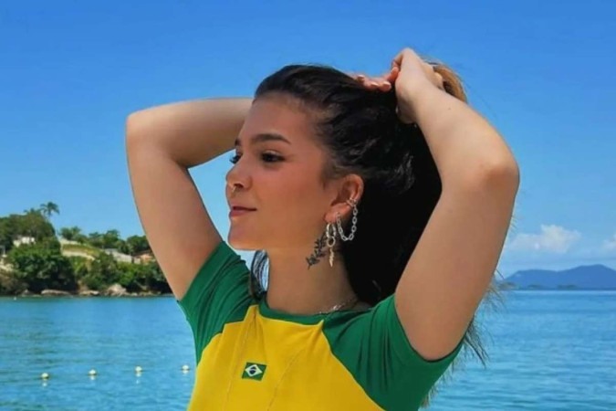 Agora o hexa vem: Mel Maia exibe curvas esculturais usando biquíni do Brasil